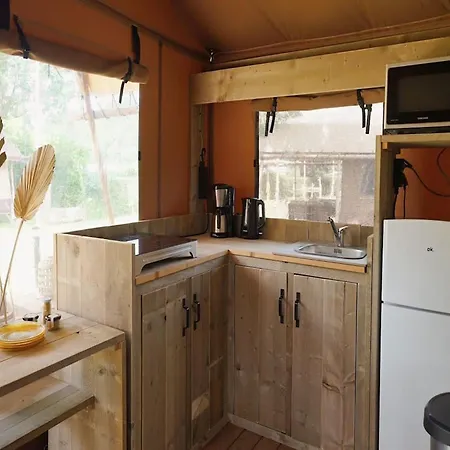 Campo de lujo Tent With Bathroom, Near A Recreation Area *